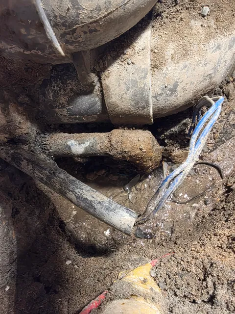 지중 배관 주변의 흙과 연결관이 보이는 근접 사진